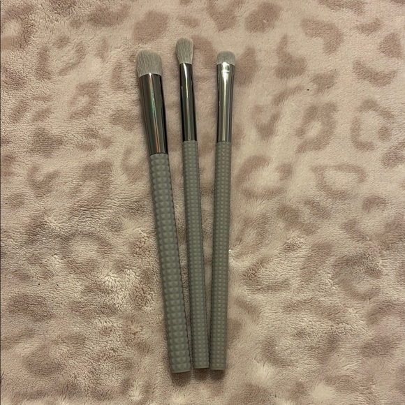 LARUCE Beauty Set of Three Gray Makeup Brushes - Picture 1 of 1
